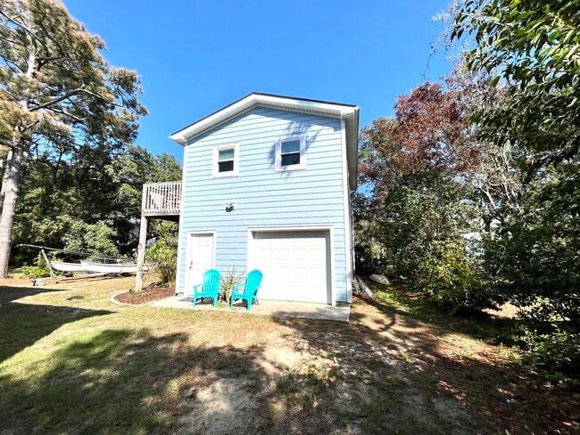 302 Norton St, Unit Guest House Apartment in Oak Island, NC - Building Photo - Building Photo