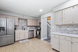 33W067 Bonnie St in St. Charles, IL - Building Photo - Building Photo