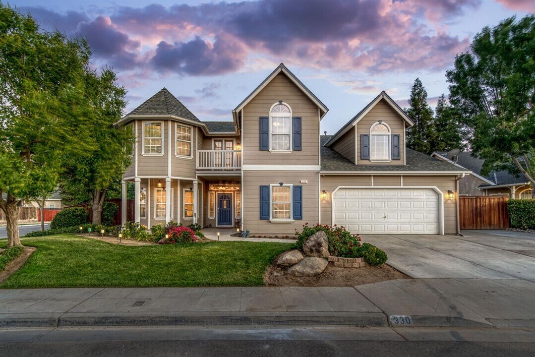 330 W Loyola Ave in Clovis, CA - Building Photo