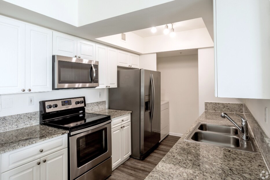16909 N Bay Rd, Unit 1 in Sunny Isles Beach, FL - Building Photo