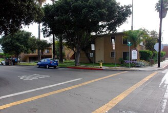 Town & Country Apartments in El Segundo, CA - Foto de edificio - Building Photo