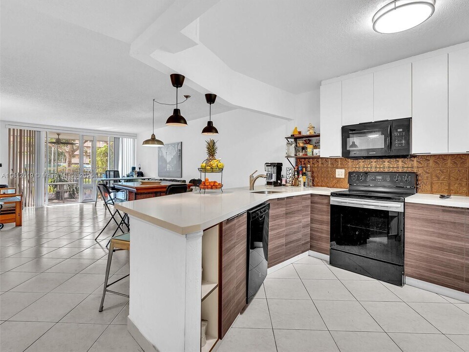 1770 NE 191st St in Miami, FL - Building Photo