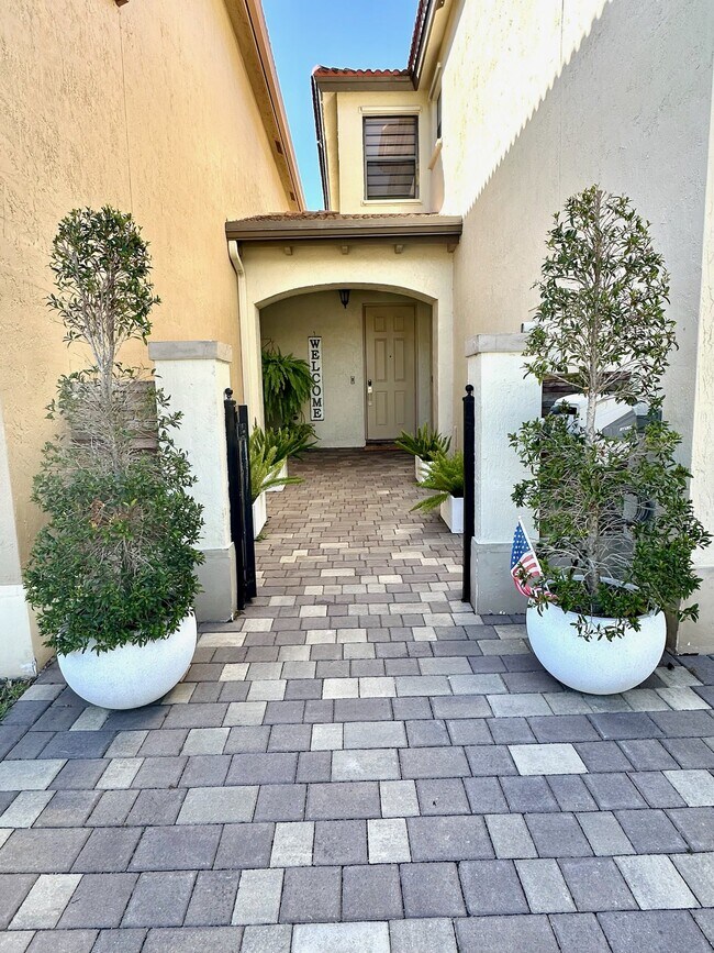 22768 SW 89th Path in Cutler Bay, FL - Building Photo - Building Photo