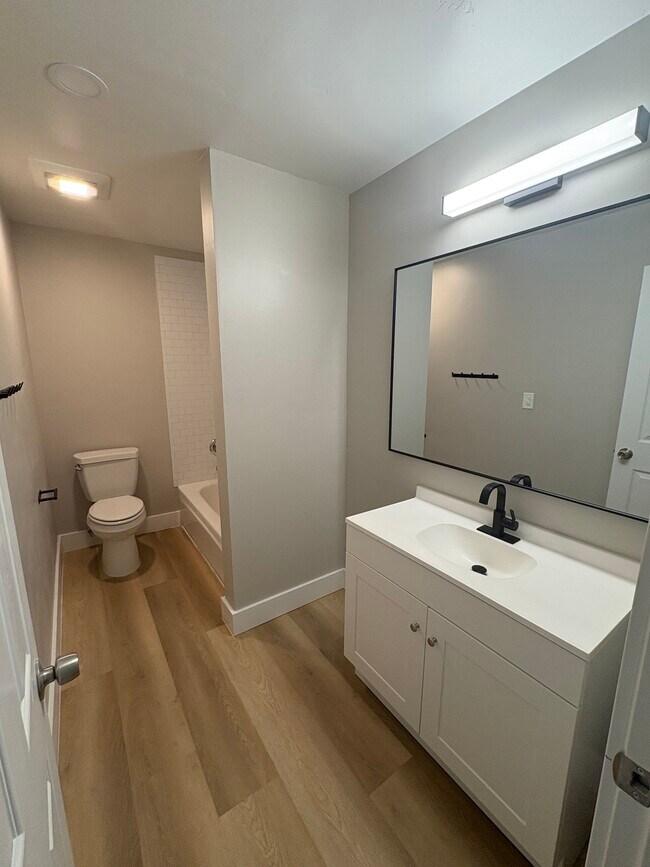 8480 Jewel Lake Rd in Anchorage, AK - Building Photo - Building Photo