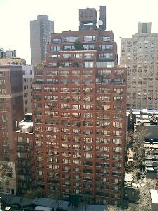 510 East 86th St in New York, NY - Building Photo