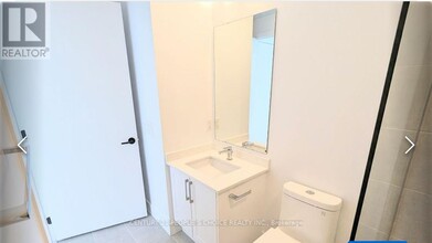 2450-2450 Old Bronte Rd in Oakville, ON - Building Photo - Building Photo