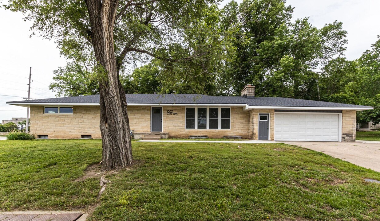 1801 Elaine Dr in Manhattan, KS - Building Photo