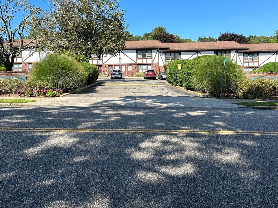 84 Bailey Ct in Middle Island, NY - Building Photo