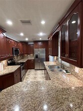 230 SW 30th Ave in Miami, FL - Foto de edificio - Building Photo