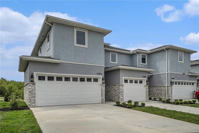 22921 W 72nd Terrace, Unit Middle in Shawnee, KS - Foto de edificio - Building Photo