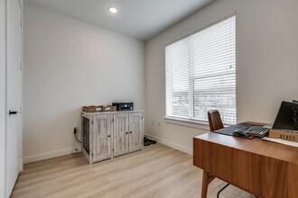 719 E Locust St in San Antonio, TX - Building Photo - Building Photo