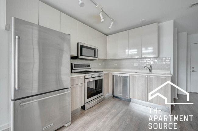 property at 932 W Dakin St