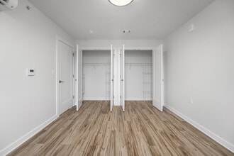 HR Crawford Apartments in Washington, DC - Foto de edificio - Building Photo