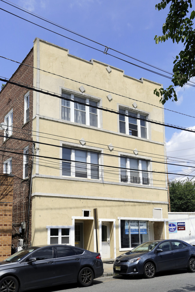 5 Montgomery St in Bloomfield, NJ - Building Photo - Building Photo