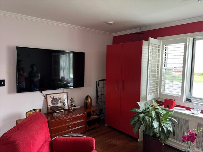 1084 Fenwood Dr in Valley Stream, NY - Building Photo - Building Photo