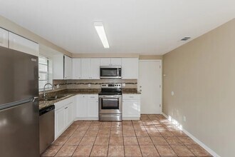 542 Germaine Ln in Elk Grove Village, IL - Building Photo - Building Photo