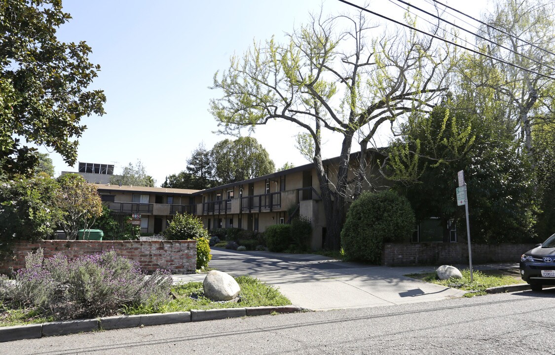 6052 Chabot Rd in Oakland, CA - Building Photo