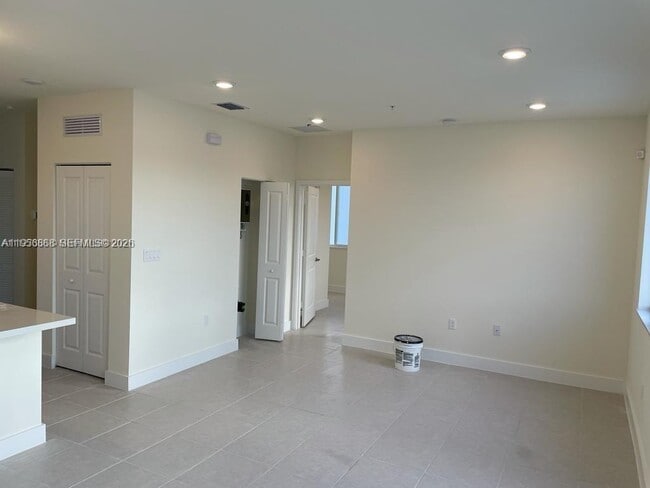 6453 NW 102nd Path in Doral, FL - Building Photo - Building Photo