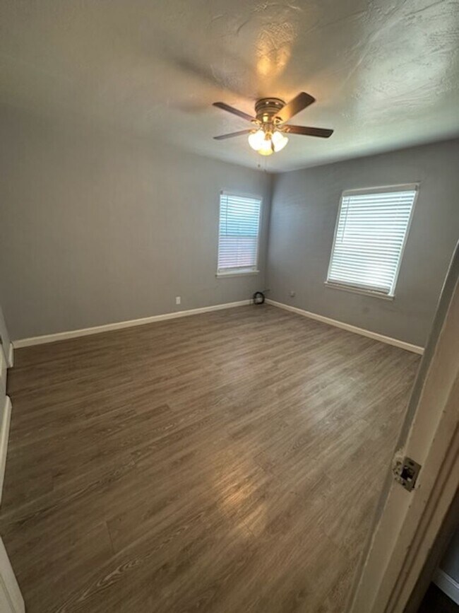 31 W Morton Ave in Porterville, CA - Building Photo - Building Photo