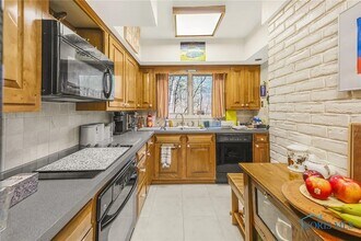 2020 Whitehall Rd, Unit 2020 in Ottawa Hills, OH - Building Photo - Building Photo