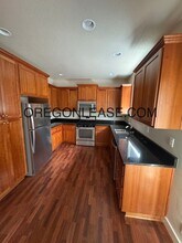 947 Riverstone Ln in Springfield, OR - Building Photo - Building Photo