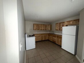 300 Cedar St in Crockett, TX - Foto de edificio - Building Photo