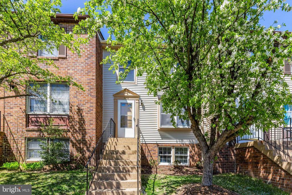 5932 Spruce Run Ct in Centreville, VA - Building Photo