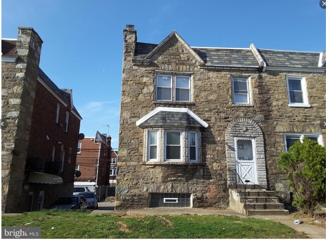 1226 Hellerman St, Unit 2nd Floor in Philadelphia, PA - Foto de edificio - Building Photo