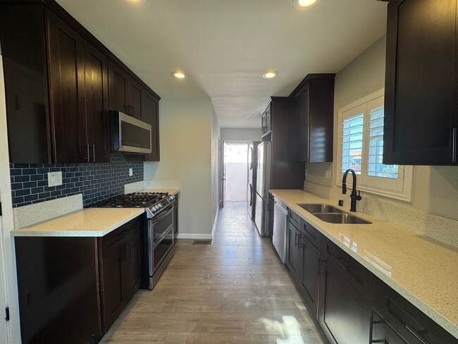 6603 S St Andrews Pl in Los Angeles, CA - Building Photo - Building Photo