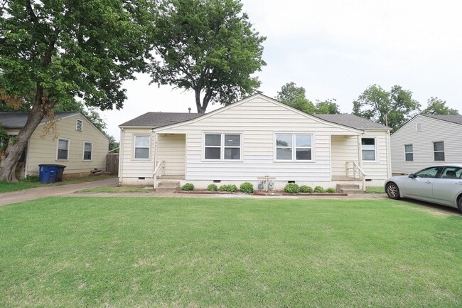 property at 923 E 37th Pl