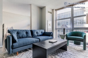 180 N Jefferson St in Chicago, IL - Building Photo