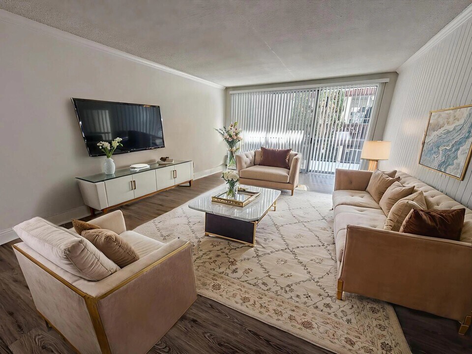 6100 Buckingham Pkwy in Culver City, CA - Building Photo