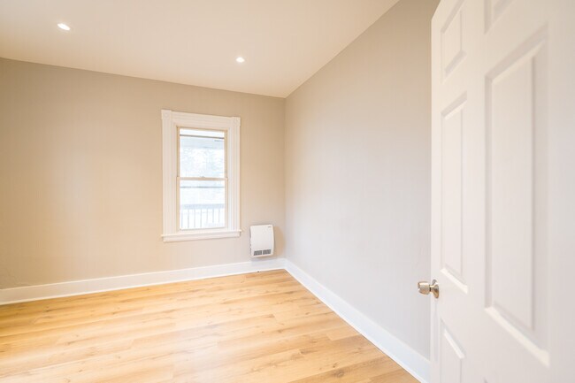 140 North St, Unit 1 in Westbrook, ME - Building Photo - Building Photo