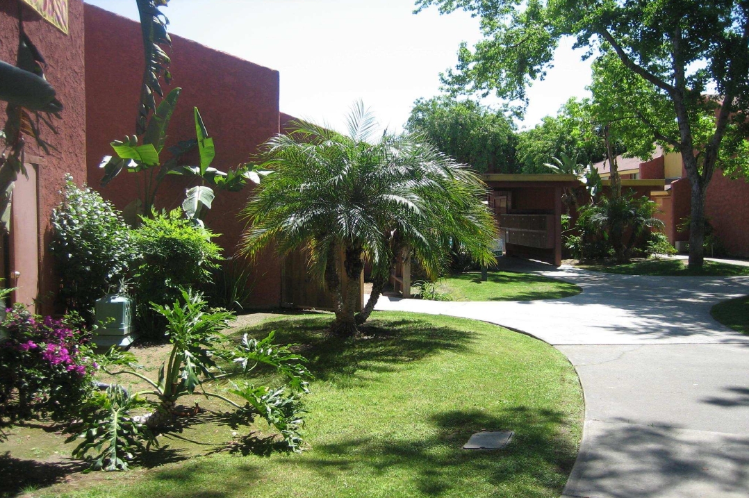 Casa Victoria in Bakersfield, CA - Building Photo