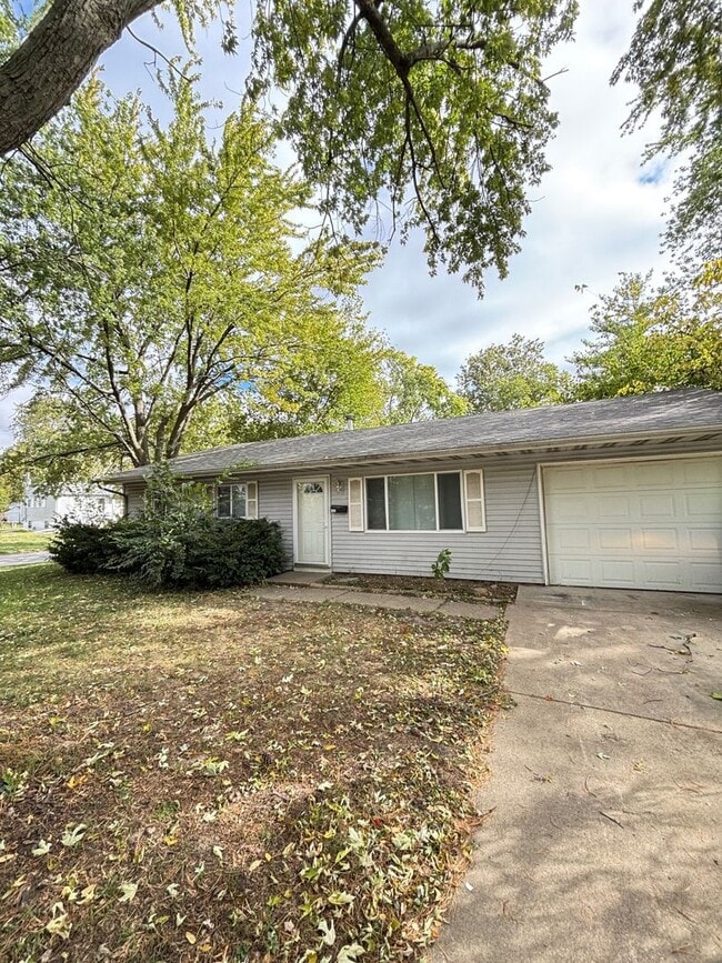 402 S Dodson Dr in Urbana, IL - Building Photo - Building Photo