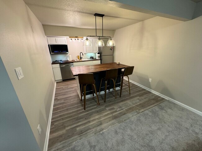 4434 Honey Bee Rdg, Unit Private Basement Area in Des Moines, IA - Building Photo - Building Photo