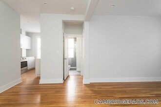 18 Forest St, Unit 23 in Cambridge, MA - Foto de edificio - Building Photo