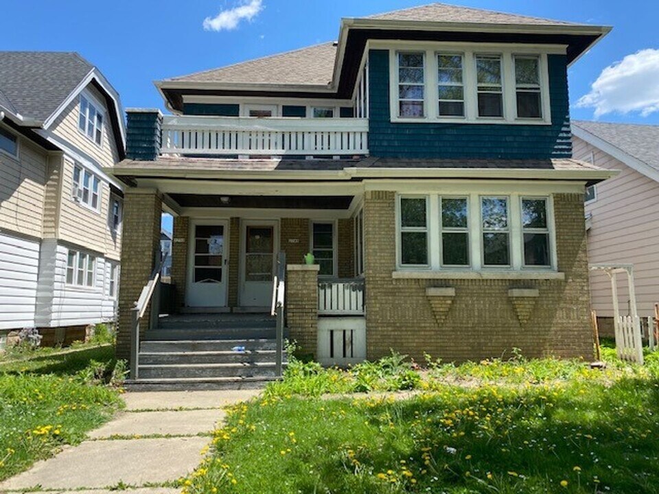 2748 N 44th St in Milwaukee, WI - Building Photo