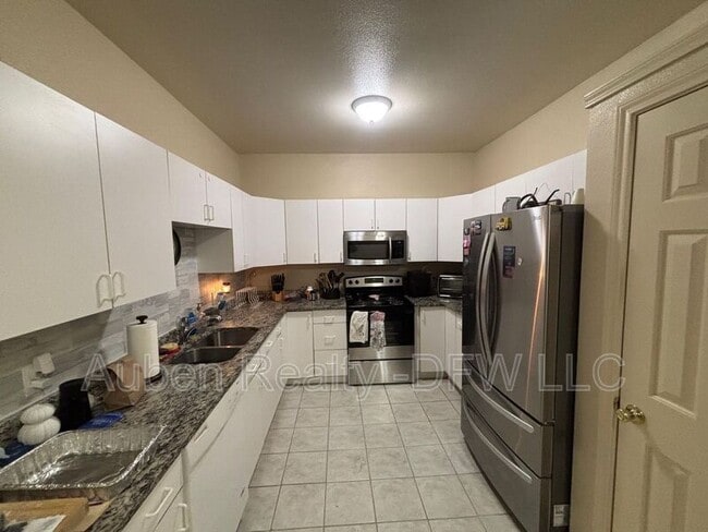 114 Honey Bee Dr in Joshua, TX - Foto de edificio - Building Photo