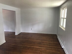 706 Hestor Dr in Pittsburgh, PA - Foto de edificio - Building Photo