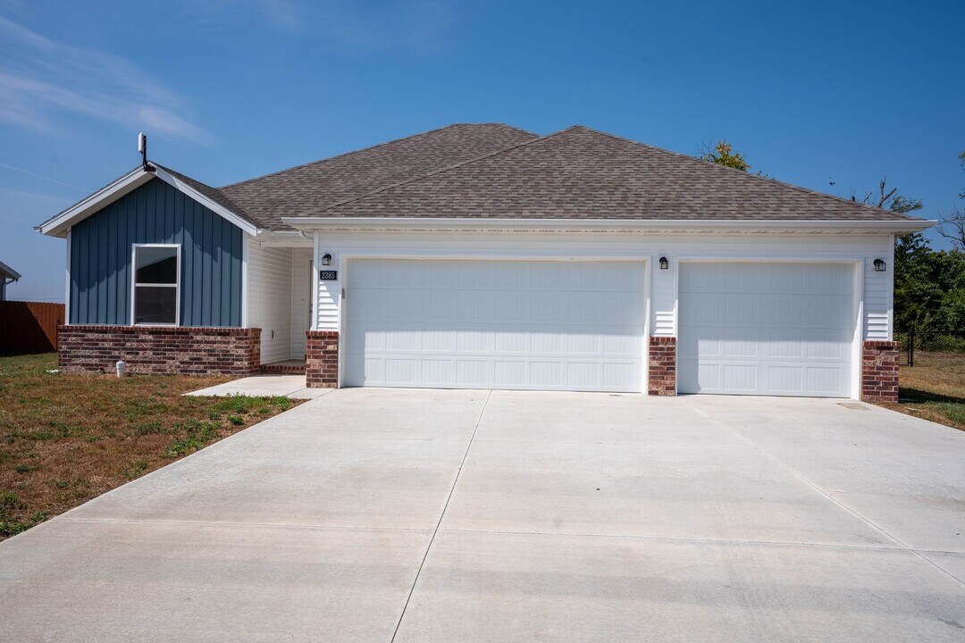 856 Navajo St in Republic, MO - Building Photo