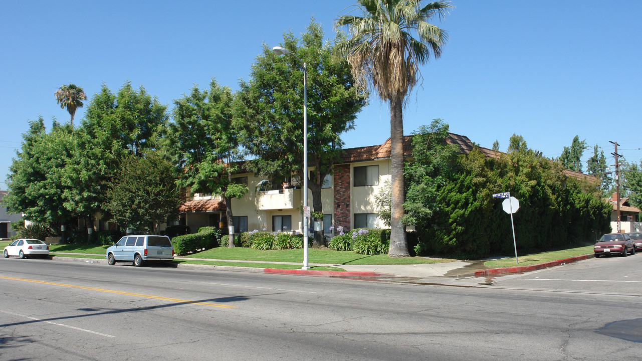 7061 Whitsett Ave in North Hollywood, CA - Foto de edificio