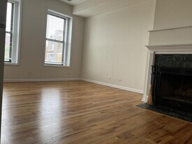 900 N Ashland Ave in Chicago, IL - Building Photo
