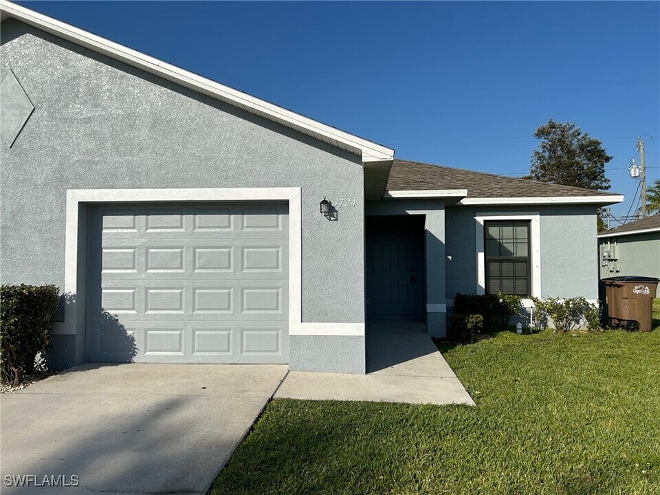 3724 SE 9th Pl in Cape Coral, FL - Building Photo