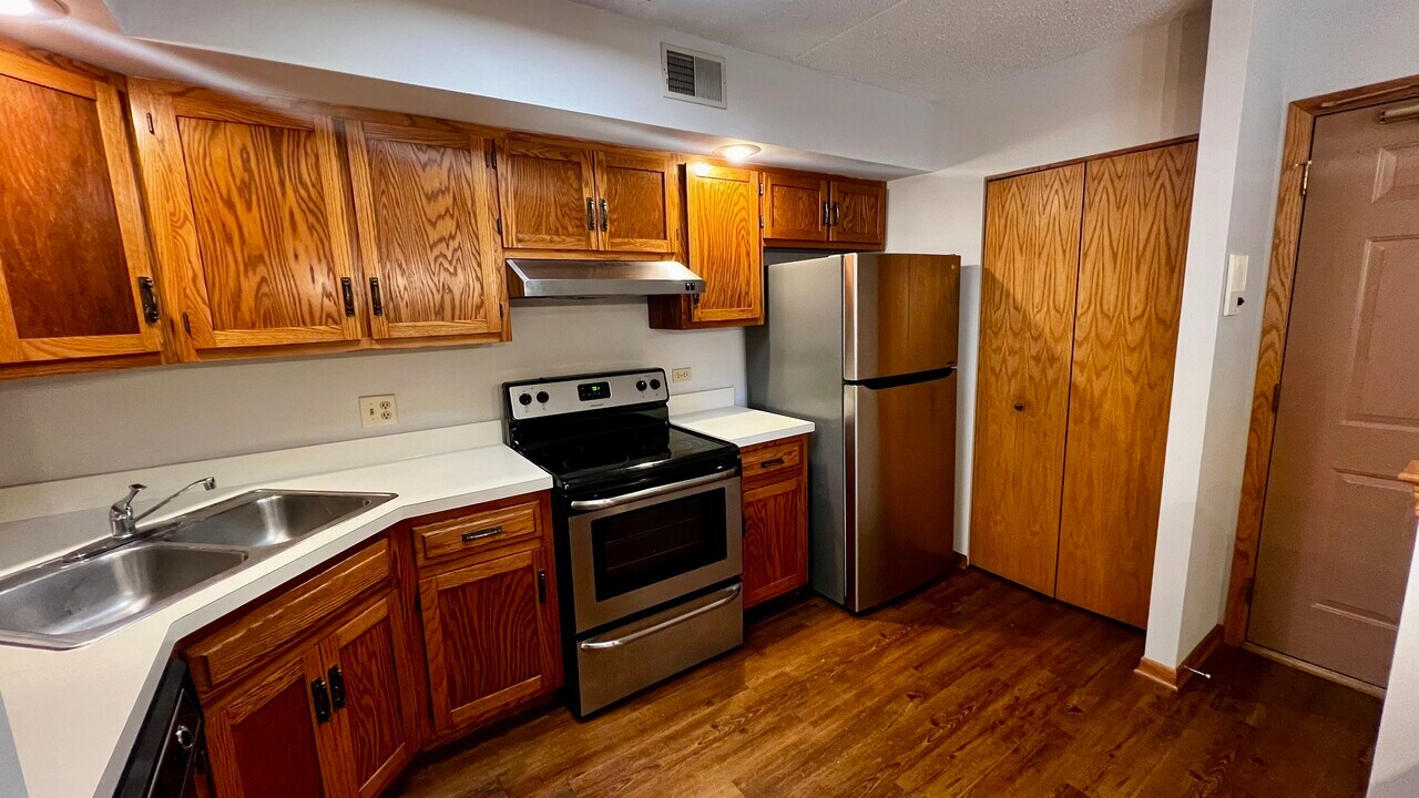 884 N Prairie Ave, Unit 1D in Joliet, IL - Building Photo