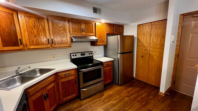 property at 884 N Prairie Ave