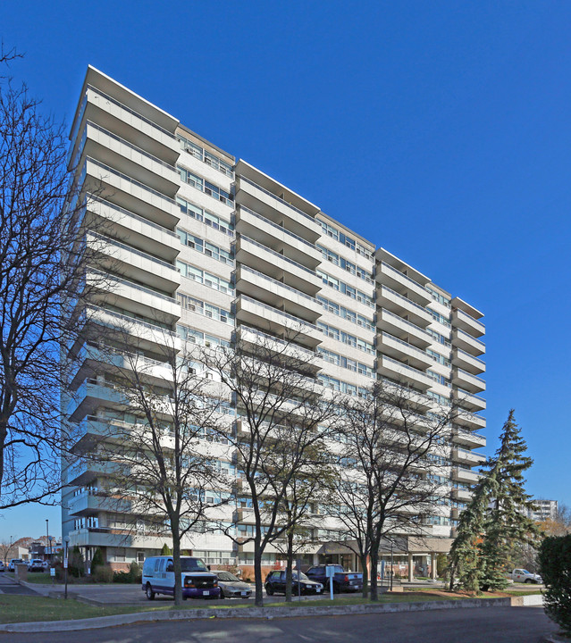 215 Glenridge Ave in St Catharines, ON - Building Photo