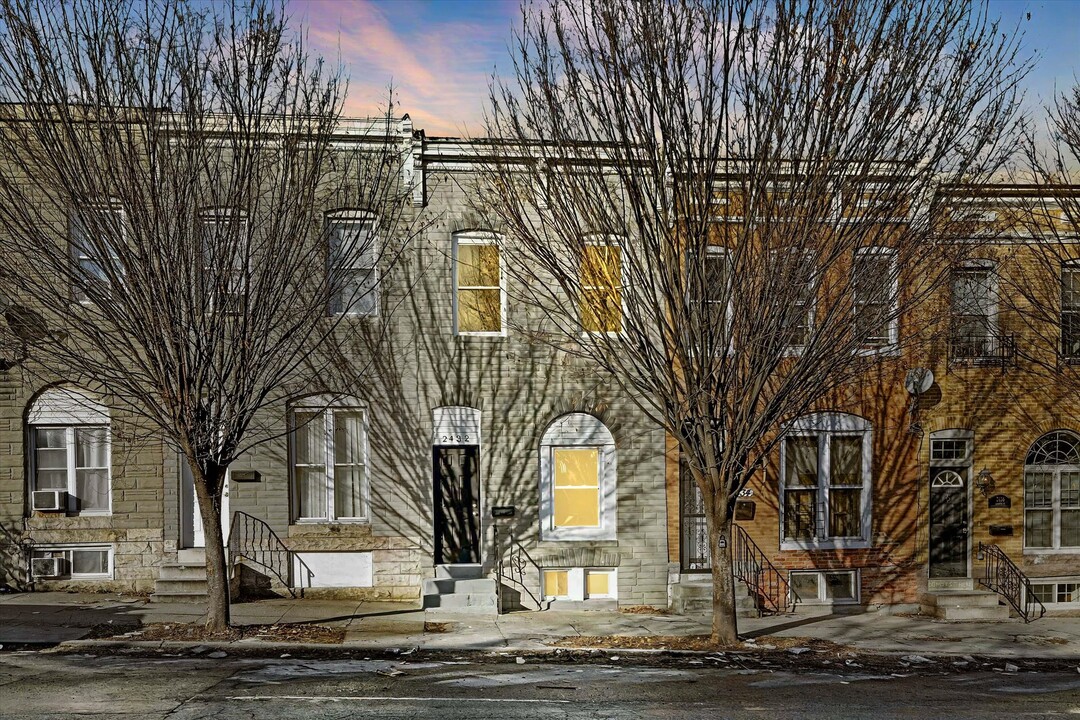 2432 E Fayette St in Baltimore, MD - Foto de edificio