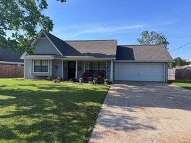 142 Oakdale Dr in Columbus, MS - Building Photo