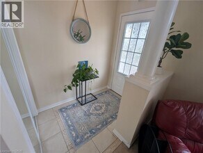 2307 Sutton Dr in Burlington, ON - Building Photo - Building Photo